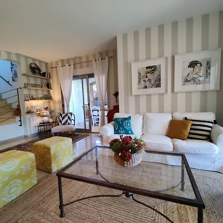 Отель Pareado Con Jardin Privado En Urbanizacion 4*