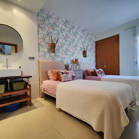 Отель Pareado Con Jardin Privado En Urbanizacion