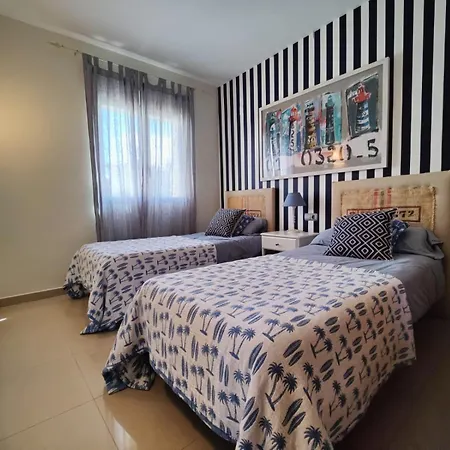 Отель Pareado Con Jardin Privado En Urbanizacion 4*