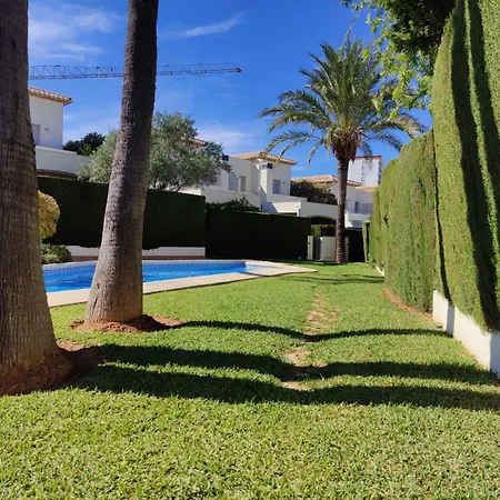 Pareado Con Jardin Privado En Urbanizacion Дения